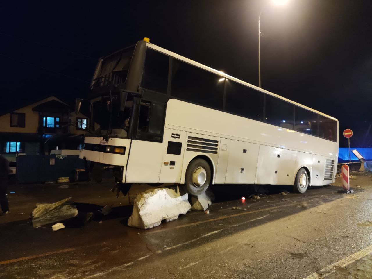 На Кубани рейсовый автобус с пассажирами врезался в бетонное ограждение -  Краснодарские известия