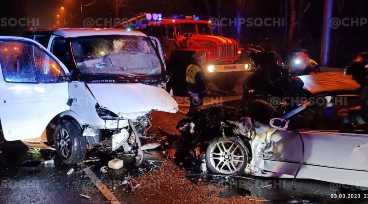 В Сочи произошло смертельное ДТП с участием легкового авто и микроавтобуса  - Краснодарские известия