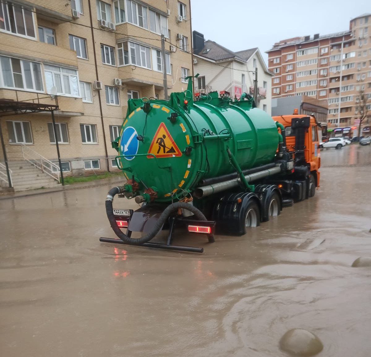 В Краснодаре спецтехника продолжает откачивать воду с подтопленных улиц -  Краснодарские известия