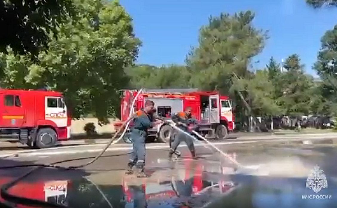 Сотрудники МЧС откачивают воду, смывают ил и грязь в Туапсинском районе -  Краснодарские известия