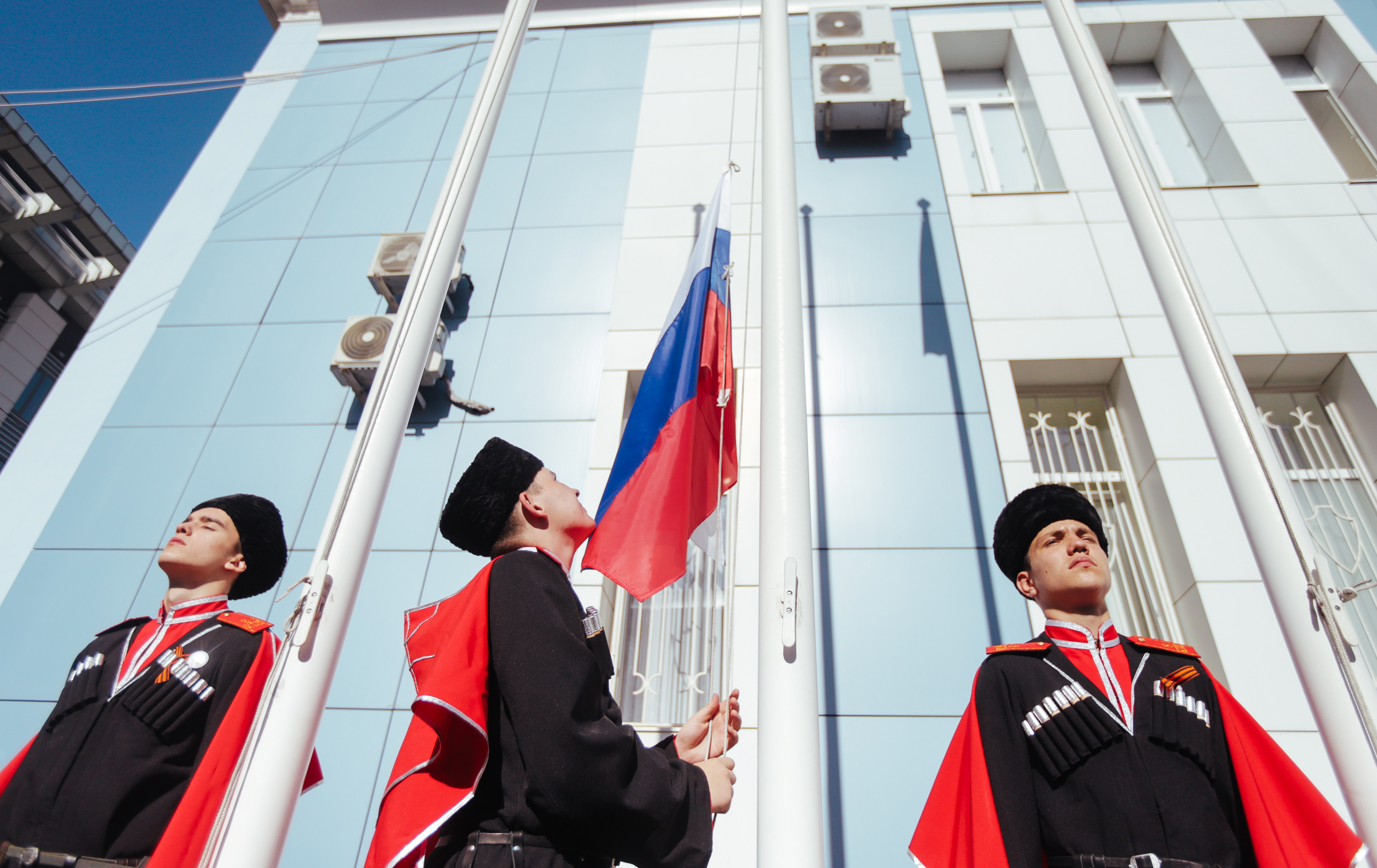 Вернулись к традициям: каждую неделю в школах Краснодара взмывает в небо  флаг России