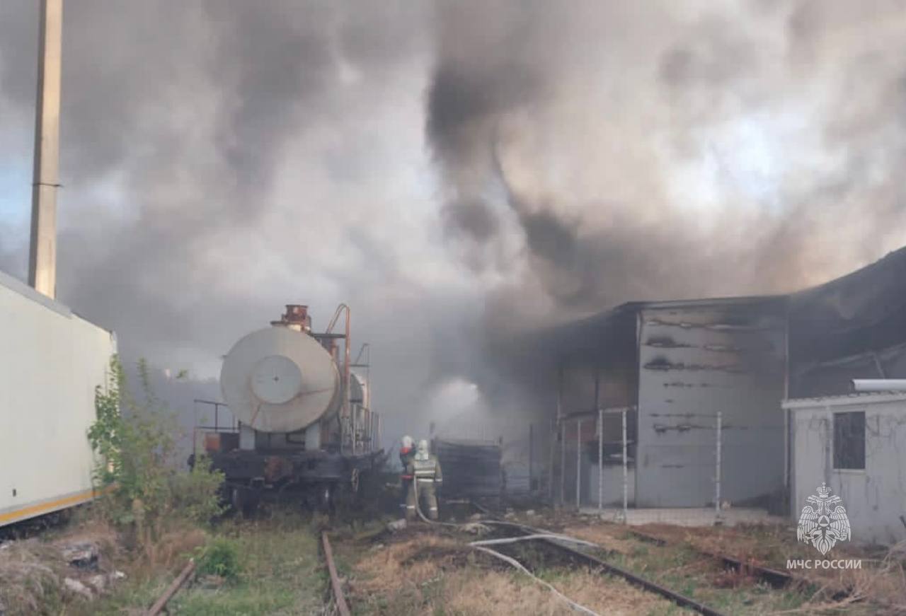 Сработало 56. На Кубани сгорела станица. 1 Школа Динская пожар. Пожар в Новотитаровской сегодня. Что вчера горело в станице Новотитаровская?.