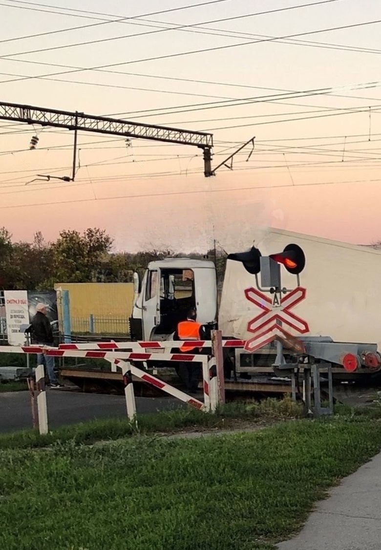 В Ростове-на-Дону поезд Адлер – Томск врезался в грузовой автомобиль -  Краснодарские известия