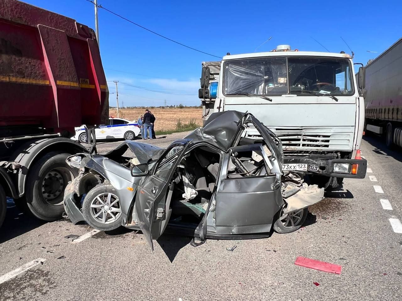 В Славянском районе произошло жесткое ДТП с участием легковушки и двух  грузовиков - Краснодарские известия