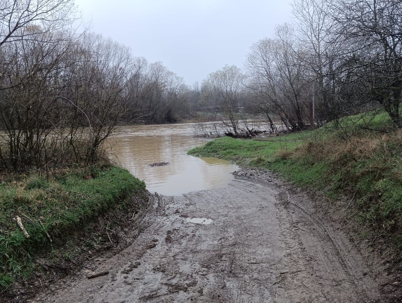 На Кубани течением реки унесло две машины, один из водителей пропал без  вести - Краснодарские известия