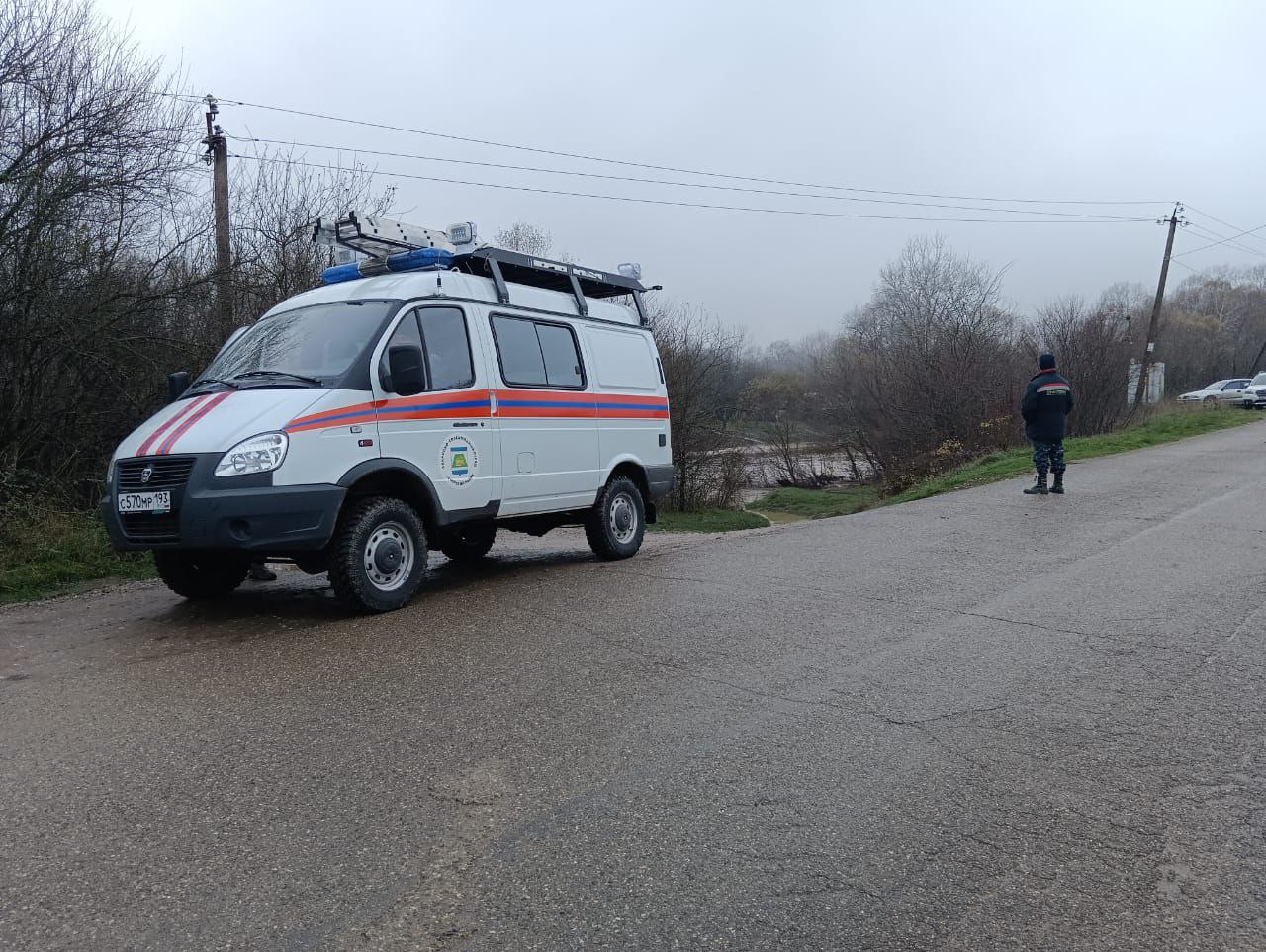 На Кубани течением реки унесло две машины, один из водителей пропал без  вести - Краснодарские известия