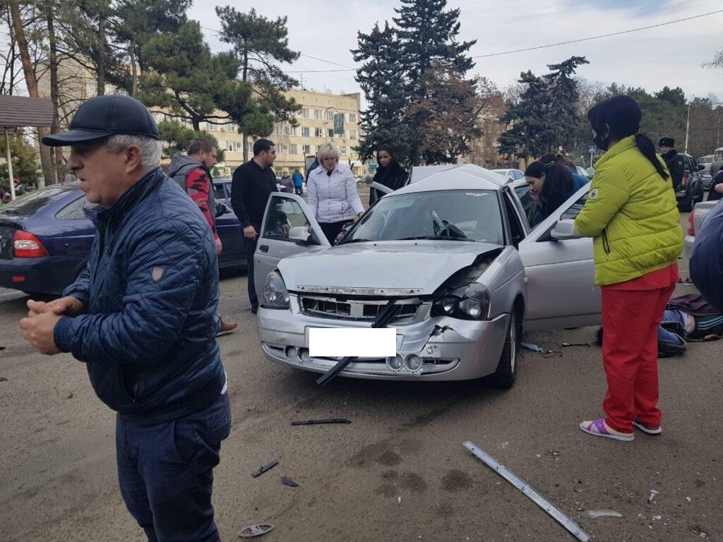 В Кропоткине попали в аварию 9 машин. Есть пострадавшие | 14.12.2020 |  Краснодар - БезФормата