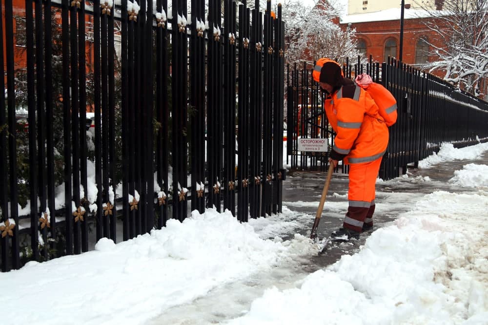 В Краснодаре продолжают расчищать улицы от снега