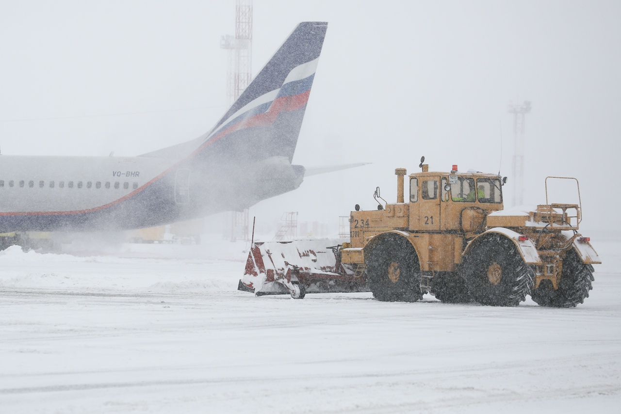 Краснодар закрыли дороги. Аэропорт Краснодар 2021. Аэропорт в Сочи из за снегопада. Снегопад на аэродроме. Аэропорт в снегу.