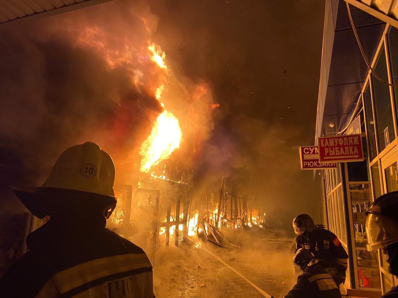 Пожар рынка видео. Пожар Сочи 2021. Пожар рынок Адлер. В ночь на 14 февраля в Сочи пожар возник в ТЦ "Мзымта". Пожар Мзымта Адлер.