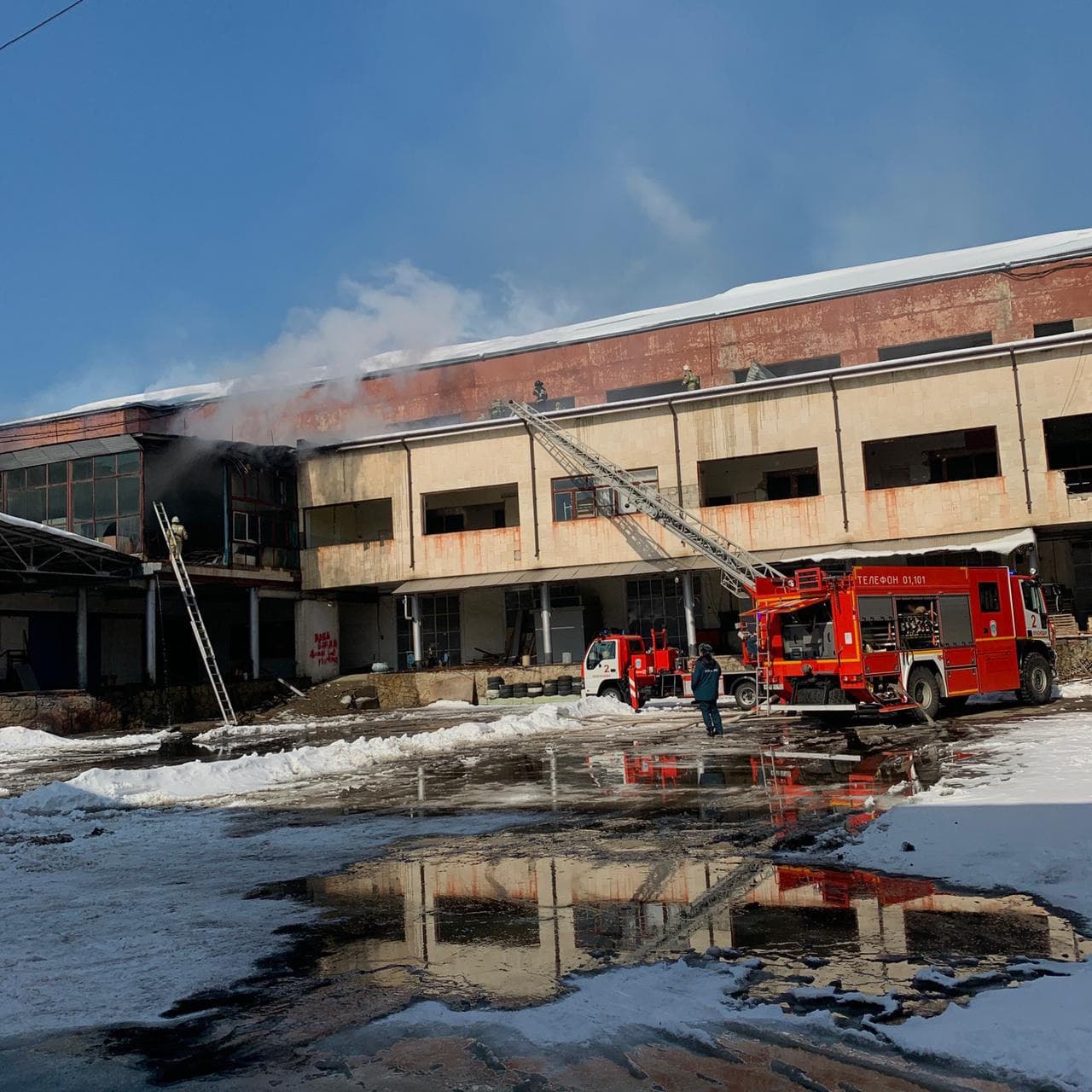 В Краснодаре загорелось здание бывшего завода Седина | 20.02.2021 |  Краснодар - БезФормата