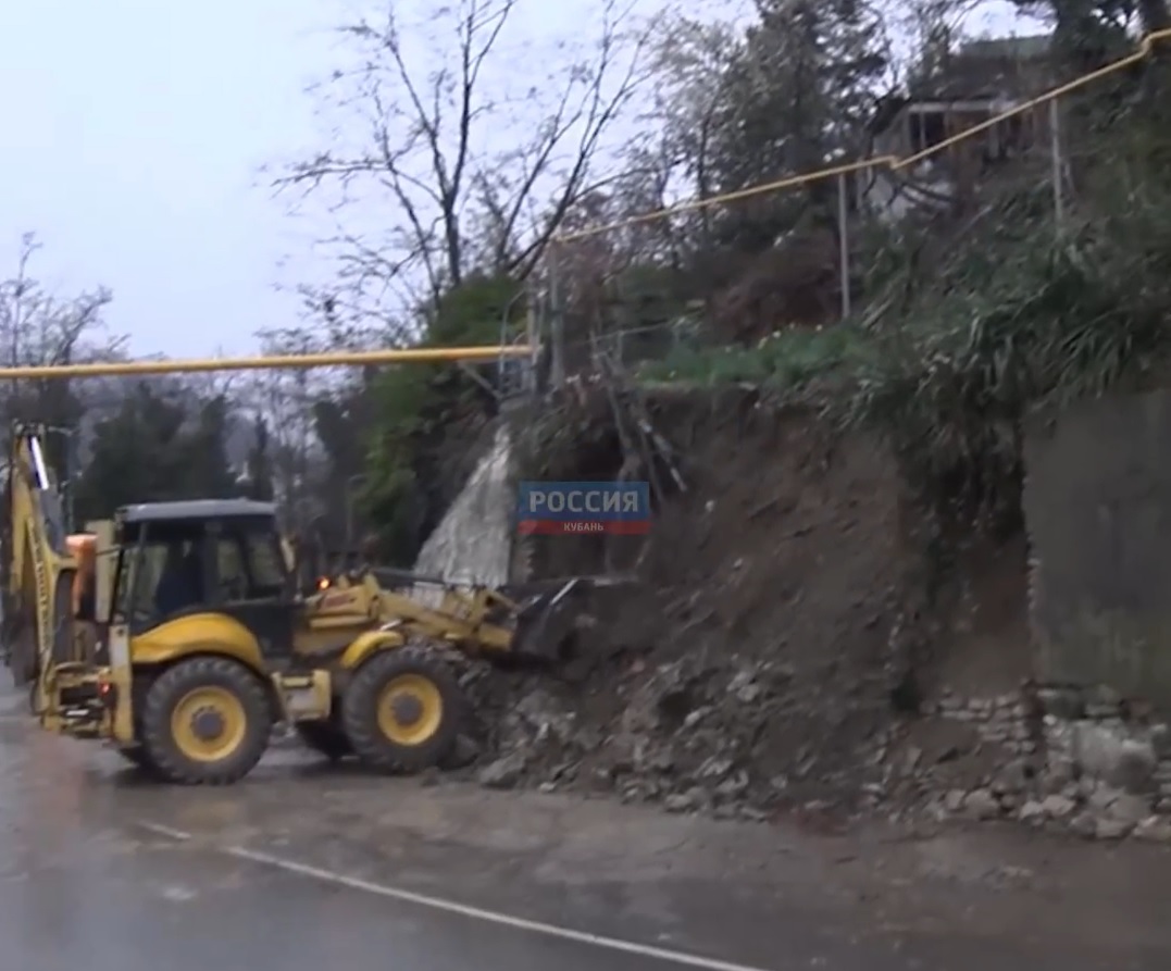 В Туапсе подпорная стена обрушилась на дорогу | 23.03.2021 | Краснодар -  БезФормата