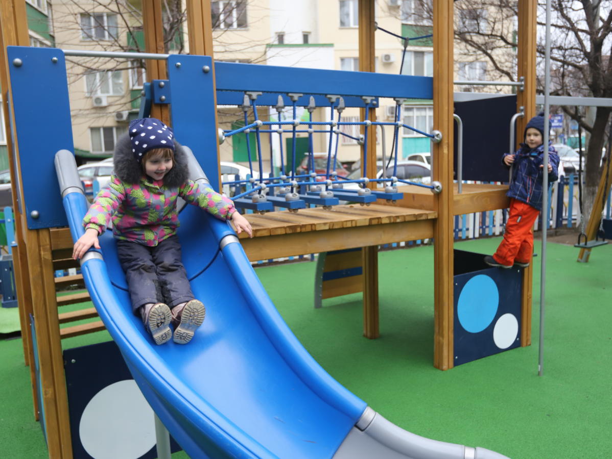 Дима Билан показал первую в Краснодаре детскую площадку из переработанного пластика