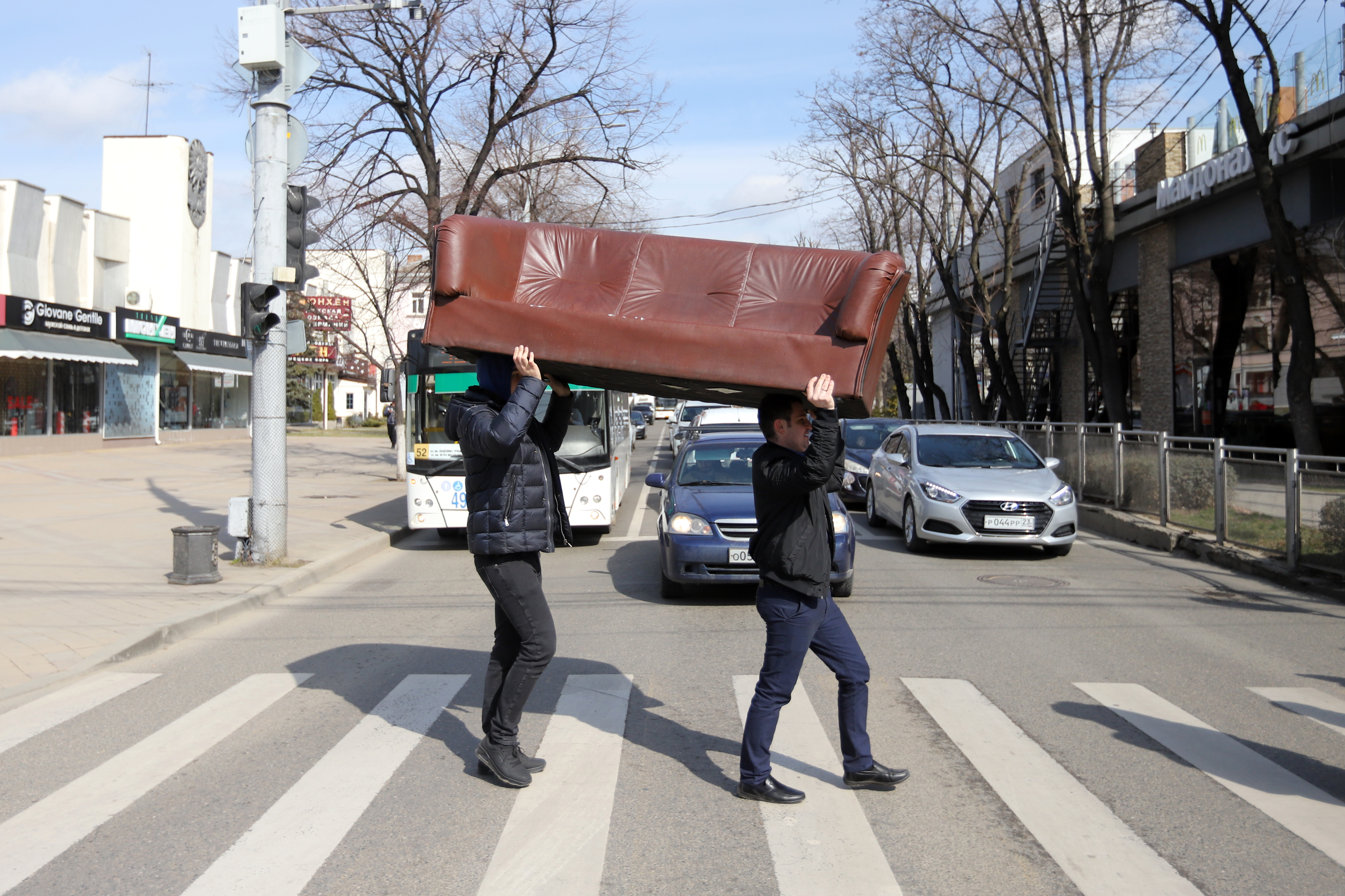 Можно ли вынести диван на мусорку во дворе