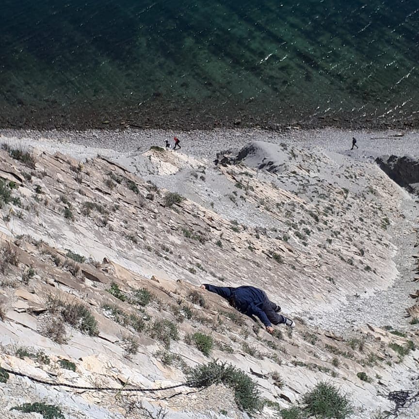 В Новороссийске спасатели сняли подростка со скалы