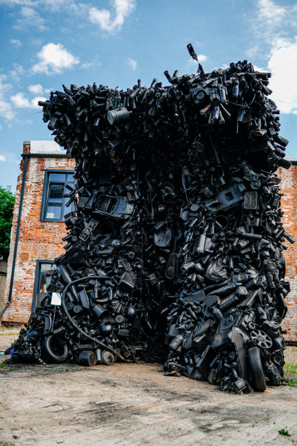 Не мусор, а искусство: зачем краснодарец собрал инсталляцию из отходов, выброшенных на берег Черного моря