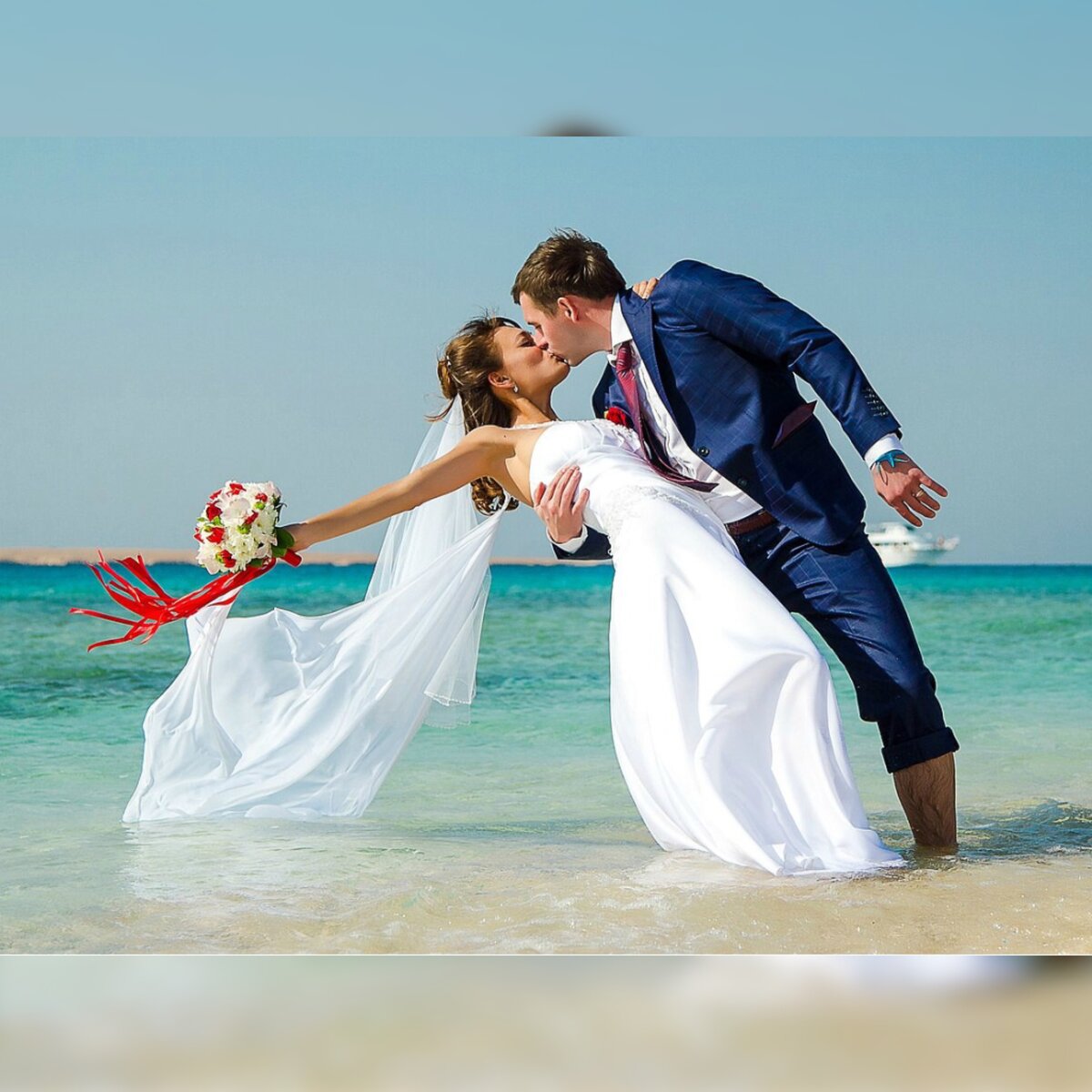 Медовый месяц что это. Свадебная фотосессия на море. Свадебная фотосессия на Мальдивах. Свадебное путешествие на море. Жених и невеста на море.