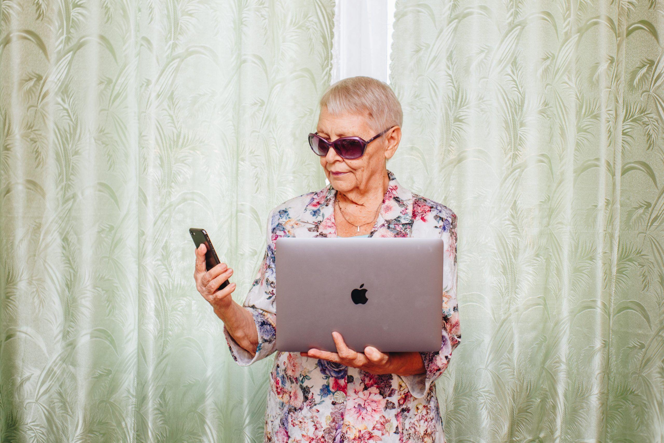 Лучший интернет в краснодаре. Бабушка и интернет. Бабушка из интернета. Бабка интернет.