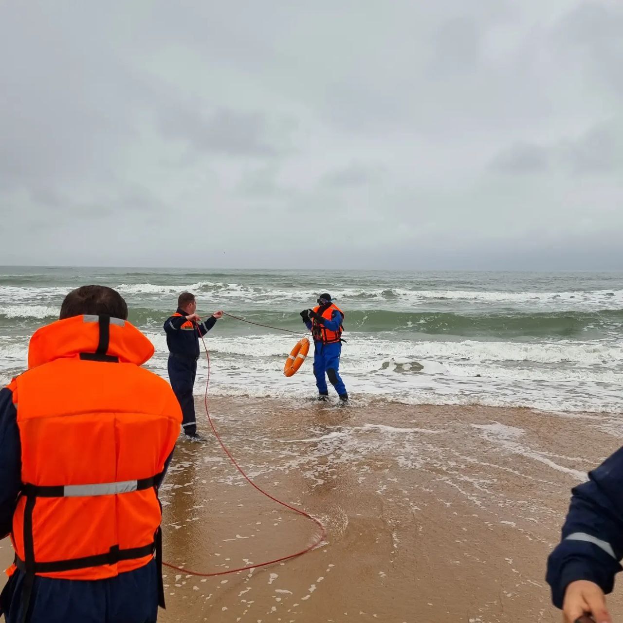 В Анапе в море во время шторма погиб ребенок | 20.04.2022 | Краснодар -  БезФормата