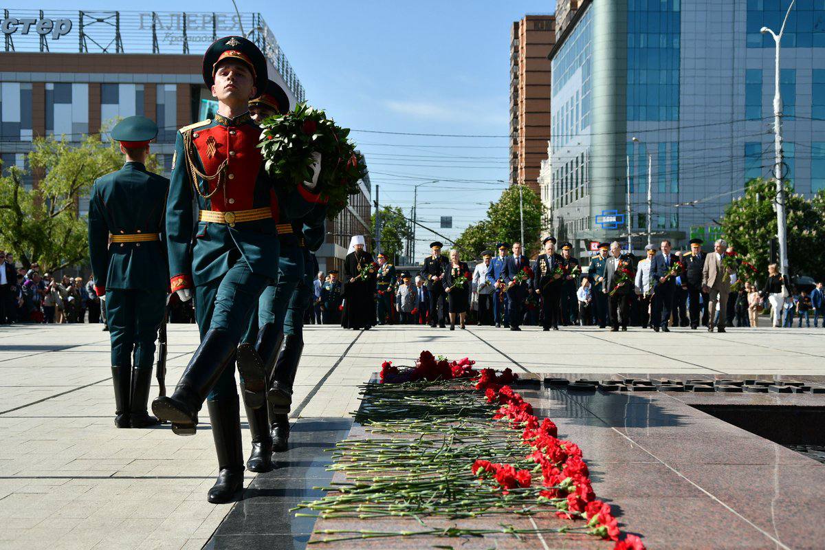 В Краснодаре губернатор Кубани и глава города возложили цветы к Вечному  огню | 09.05.2022 | Краснодар - БезФормата