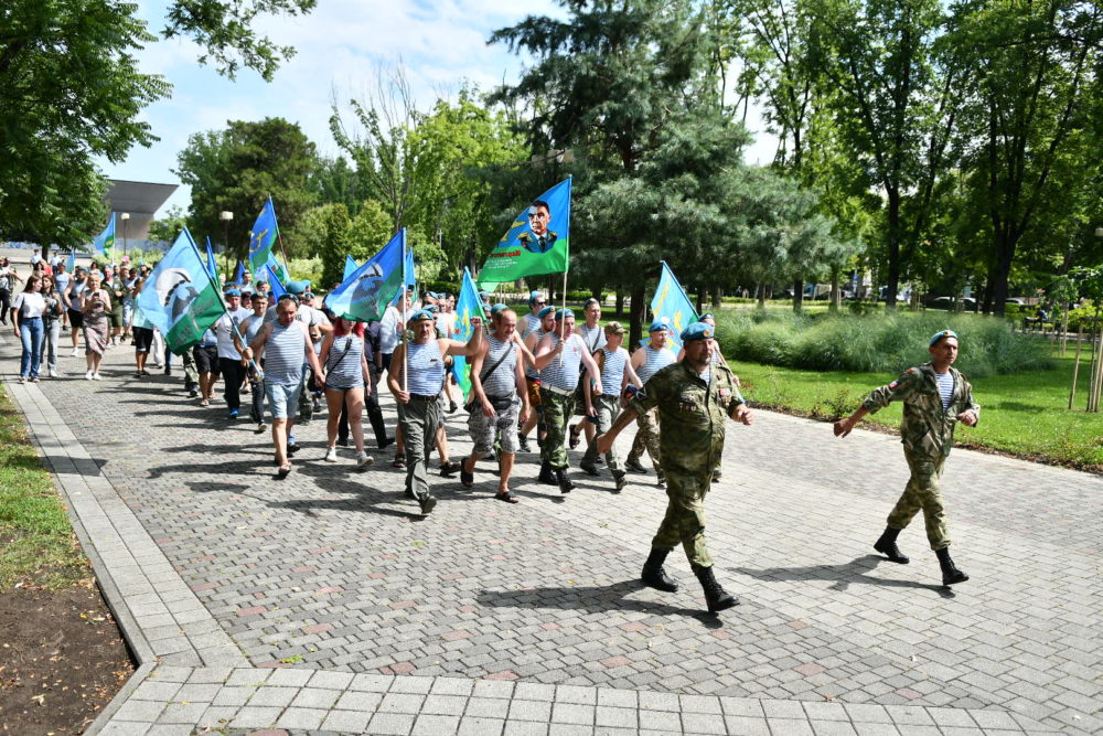 Краснодарский десантник. День ВДВ Краснодар. День ВДВ Керчь. Памятник десантникам в Краснодарском крае.