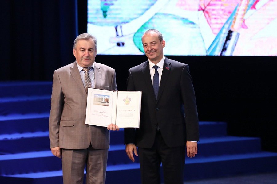 Губернатор Кубани вручил награды лучшим учителям Краснодарского края