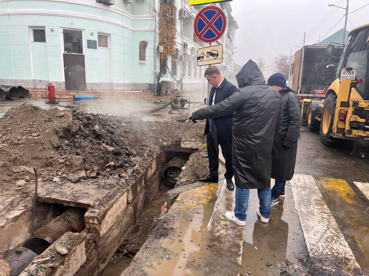 Буду держать ситуацию на жестком контроле: Евгений Наумов осмотрел место  аварии на теплосетях в центре Краснодара | 27.11.2022 | Краснодар -  БезФормата