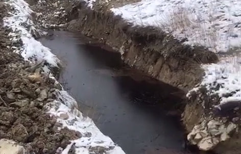 В Новороссийске вода в реке Озерейке почернела из-за попадания отходов с мусорного полигона