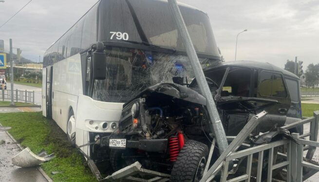 Два человека пострадали в ДТП с автобусом и УАЗом в Сириусе