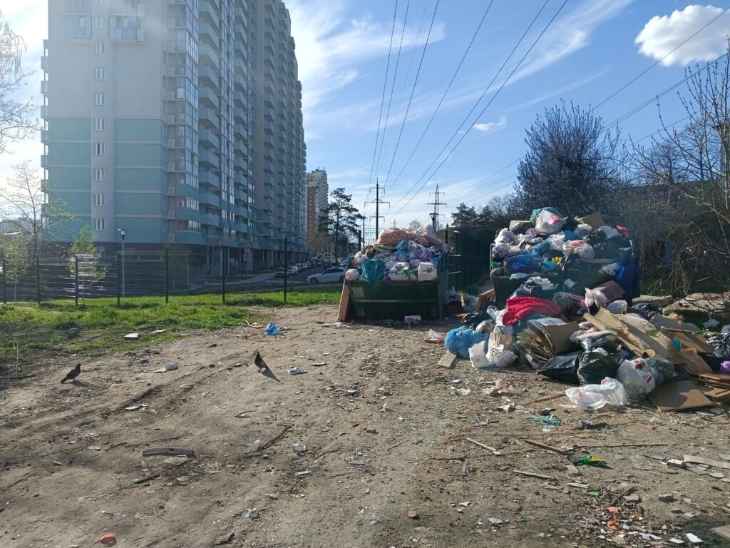 Жильцы хрущевок на улице Селезнева пожаловались на ржавые гаражи и мусор -  Краснодарские известия