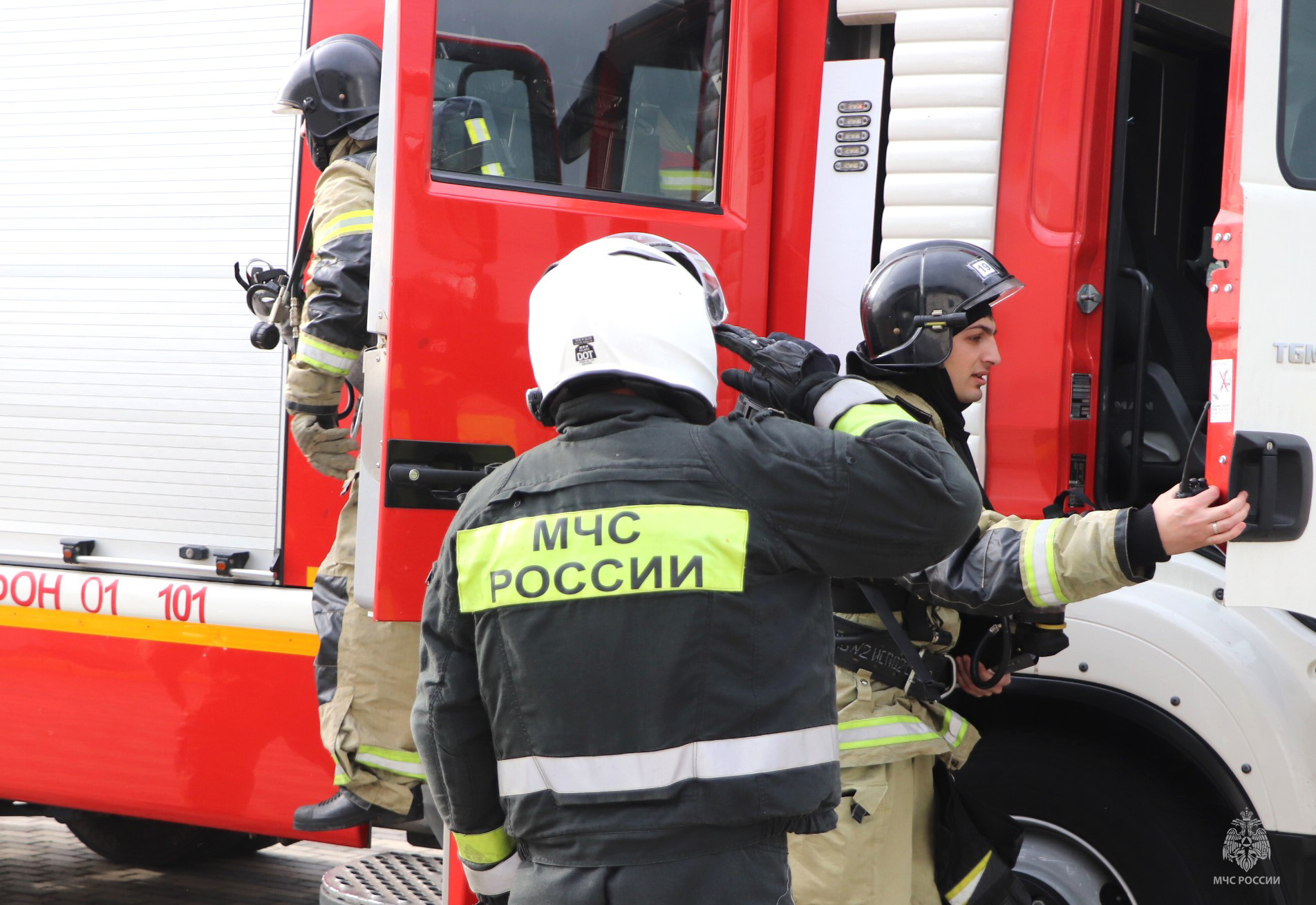 В Сочи во время крупного пожара в двухэтажном доме спасли двух человек -  Краснодарские известия