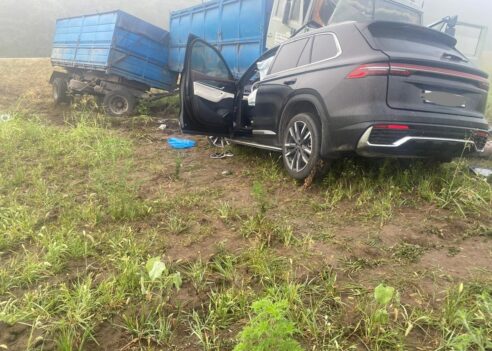 Два человека погибли в ДТП с легковушкой и грузовиком на Кубани
