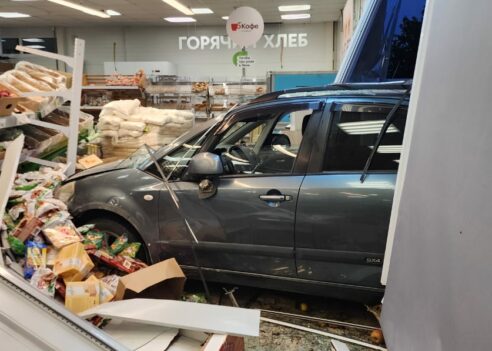В Анапе пенсионерка на иномарке пробила витраж супермаркета и влетела в торговый зал