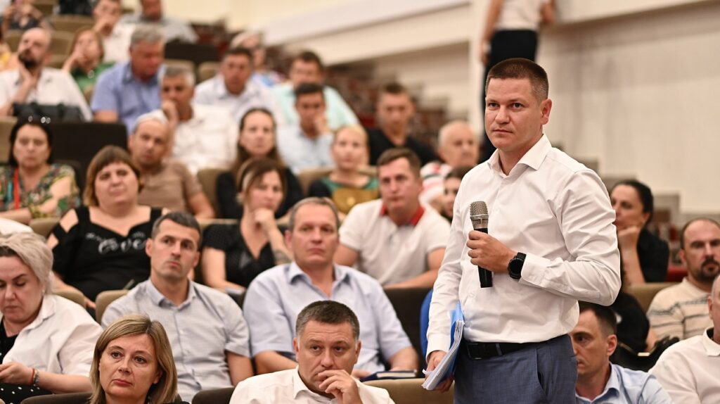Евгений Наумов обсудил с жителями К. Россинского проблемы микрорайона