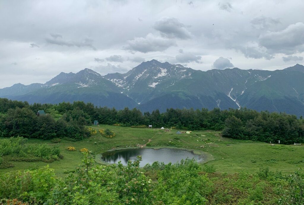 Озеро Зеркальное в горах Сочи