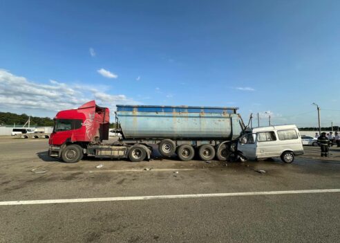 На Кубани в ДТП с «Газелью» и грузовиком погибли три человека 